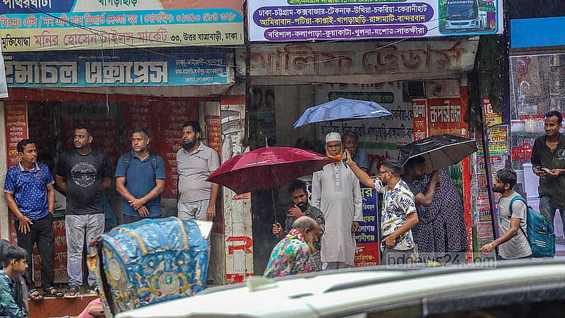 সাগরে লঘুচাপের প্রভাবে মঙ্গলবার রাজধানীতে দিনভর বৃষ্টিতে বিপাকে পড়েন পথচারীরা