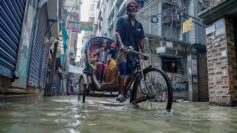 পুরান ঢাকার বংশালে আব্দুল হাদী লেনের নোংরা পানি মাড়াতে না চাইলে একমাত্র উপায় রিকশায় যাতায়াত করা