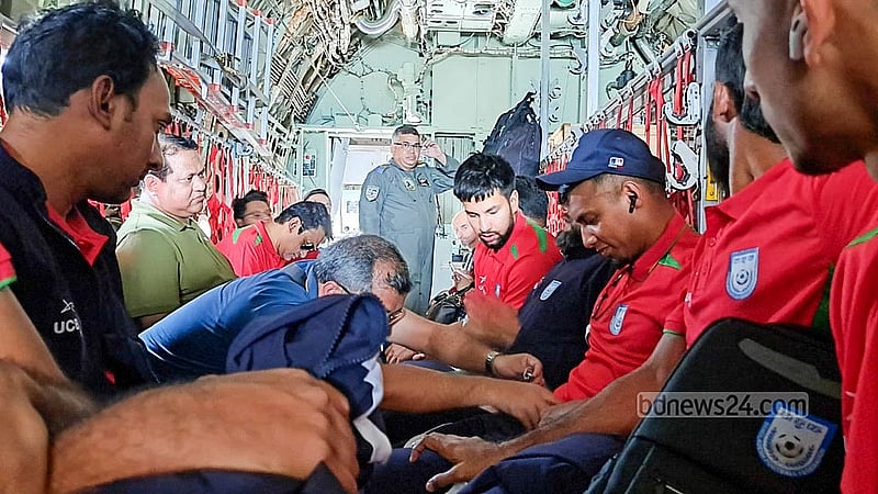 প্রীতি ম্যাচ খেলতে নেপালে গিয়ে আন্দোলন আর সহিংসতার মধ্যে কাঠমান্ডুতে আটকা পড়া বাংলাদেশ জাতীয় ফুটবল দলের খেলোয়াড়রা বৃহস্পতিবার দুপুরে ত্রিভুবন আন্তর্জাতিক বিমানবন্দর থেকে বিমান বাহিনীর বিশেষ ফ্লাইটে দেশের পথে রওয়ানা হন