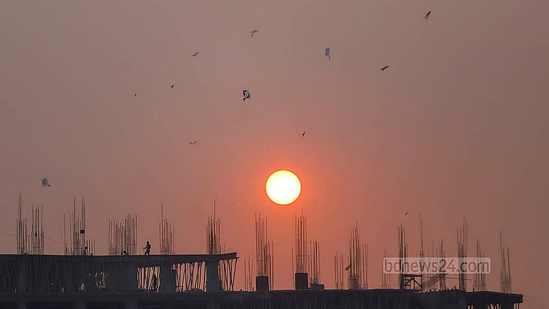 পৌষ মাসের শেষ দিন মঙ্গলবার সূর্যাস্তের সময়ও নানা নকশার ঘুড়ি উড়তে দেখা যায়
