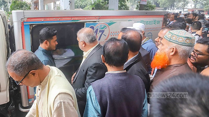 অন্তর্বর্তী সরকারের উপদেষ্টা হাসান আরিফকে শেষবার দেখার জন্য মানুষের ভিড়