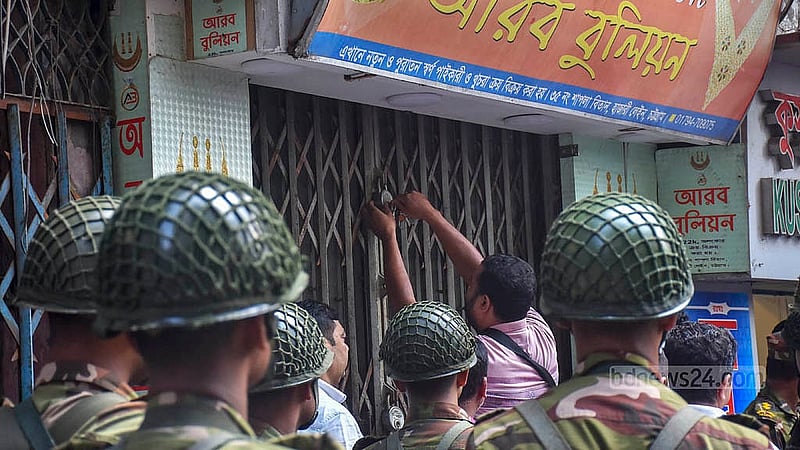 ফেইসবুক পোস্টকে কেন্দ্র করে মঙ্গলবার রাতে চট্টগ্রাম নগরীর হাজারী গলিতে উত্তেজনা ও বিক্ষোভের পর বুধবার বিভিন্ন দোকান সিলগালা করে বন্ধ করে দেয় যৌথবাহিনী। একদিন পর সেগুলো খুলে দেওয়া হয়
