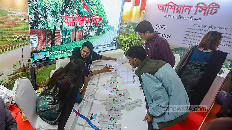 বঙ্গবন্ধু আন্তর্জাতিক সম্মেলন কেন্দ্রে রিহ্যাব আবাসন মেলার একটি স্টলে প্লট-ফ্ল্যাটের বিষয়ে খোঁজ নিচ্ছেন দর্শনার্থীরা। মেলায় প্লট কিংবা ফ্ল্যাট বুকিং দিলেই মিলছে নানা অফার