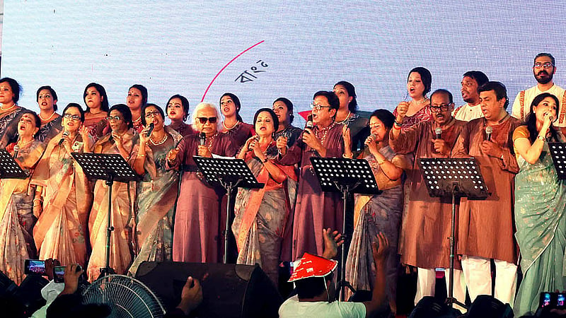 সোহরাওয়ার্দী উদ্যানে রোববার আওয়ামী লীগের ৭৫তম প্রতিষ্ঠাবার্ষিকীর সভায় গান পরিবেশন করেন শিল্পীরা