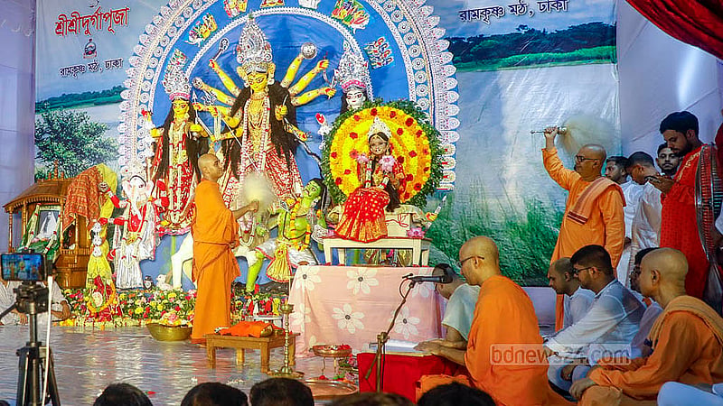 ঢাকার রামকৃষ্ণ মিশনে কুমারী পূজার প্রস্তুতি। অষ্টমীতে কুমারী রূপে দেবীর আসনে দেখা যায় এক শিশুকে