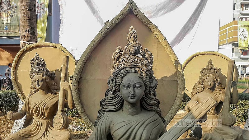 ঢাকা বিশ্ববিদ্যালয়ের জগন্নাথ হলে প্রতিমা তৈরিতে মৃৎশিল্পীদের ব্যস্ততা। এখান থেকে আকার ও নকশা অনুযায়ী প্রতিমা বিক্রি হবে ১৫০০ থেকে ২০ হাজার টাকায়