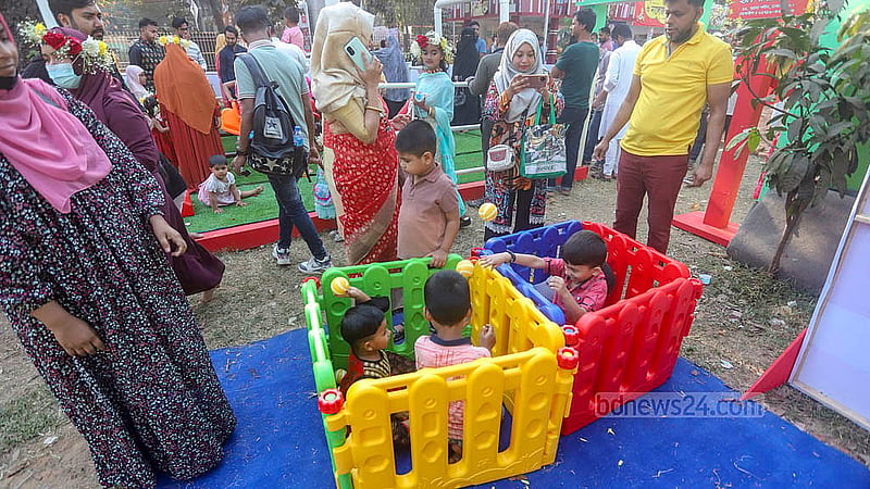 একুশে বই মেলার সোহরাওয়ার্দী উদ্যান প্রাঙ্গণে শিশুদের জন্য নান আয়োজন