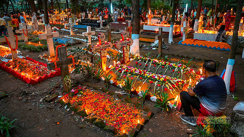 ‘অল সোলস ডে’ উপলক্ষে ঢাকার ওয়ারীতে খ্রিষ্টান সমাধিগুলো শনিবার ভরে ওঠে ফুল ও মোমবাতিতে।
