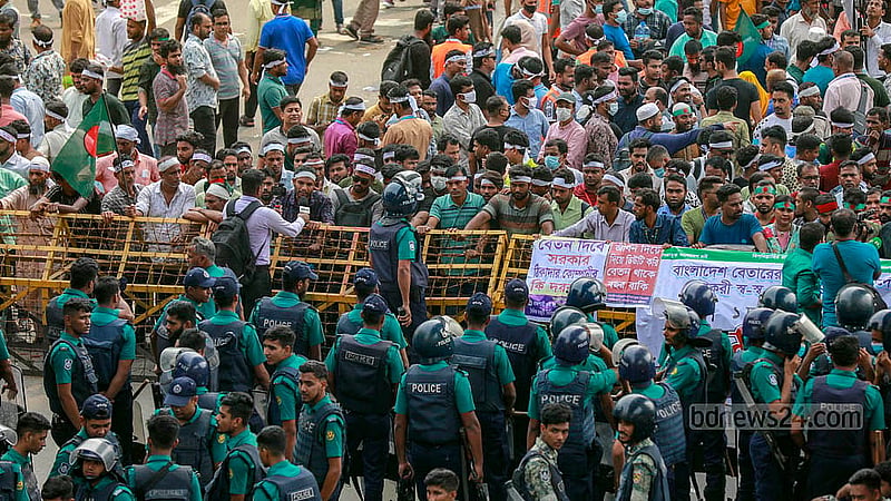 রাজধানীর শাহবাগ মোড় অবরোধ করে প্ল্যাকার্ড হাতে চাকরি জাতীয়করণের দাবিতে দিনভর সড়ক অবরোধ করে রাখেন বিভিন্ন সরকারি প্রতিষ্ঠানের আউটসোর্সিং কর্মীরা