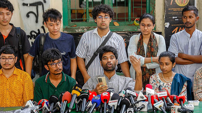 ঢাকা বিশ্ববিদ্যালয় কেন্দ্রীয় ছাত্র সংসদ (ডাকসু) নির্বাচন উপলক্ষে রোববার মধুর ক্যান্টিনের সামনে সংবাদ সম্মেলন করেন প্রতিরোধ পর্ষদের সাধারণ সম্পাদক (জিএস) পদপ্রার্থী মেঘমল্লার বসু