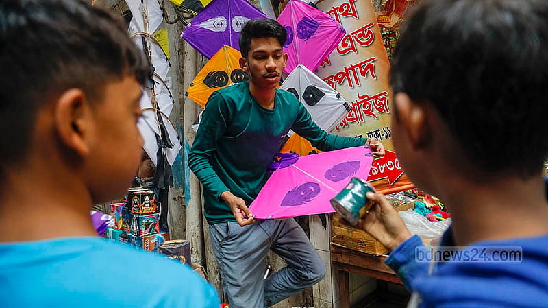 সাকরাইনের আগে পুরান ঢাকার শাঁখারীবাজারের দোকান ঘুরে ঘুরে ঘুড়ি দেখছেন ক্রেতারা