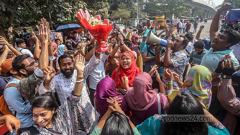 হাই কোর্টের দেওয়া রায় আপিল বিভাগ স্থগিত করায় উচ্ছ্বসিত সরকারি প্রাথমিক বিদ্যালয়ে সহকারী শিক্ষক পদে নিয়োগ বাতিল হওয়া প্রার্থীরা