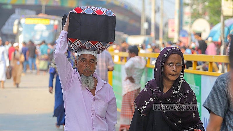 অবরোধের কারণে যান চলাচল বন্ধ; ঢাকার মহাখালী এলাকায় মাথায় ব্যাগ তুলে হেঁটে গন্তব্যের পথে এক ব্যক্তি