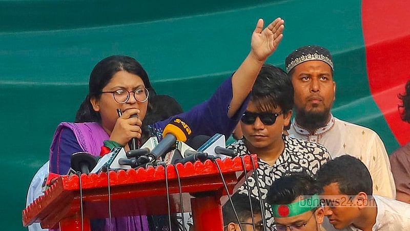 আওয়ামী লীগ নিষিদ্ধের দাবিতে শুক্রবার প্রধান উপদেষ্টার বাসভবন যমুনার কাছে মিন্টো রোডের প্রবেশ মুখে সমাবেশে বক্তব্য দেন জুলাই-অগাস্ট আন্দোলনে নিহত মাহমুদুর রহমানের বোন সাবরিনা আফরোজ