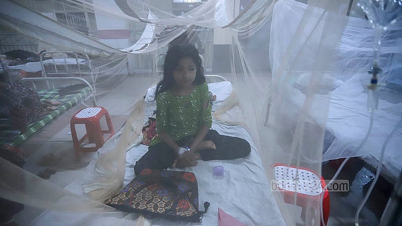 রাজধানীর মুগদা জেনারেল হাসপাতালের ডেঙ্গু ওয়ার্ডে রোগীদের রাখা হয়েছে মশারির ভেতর