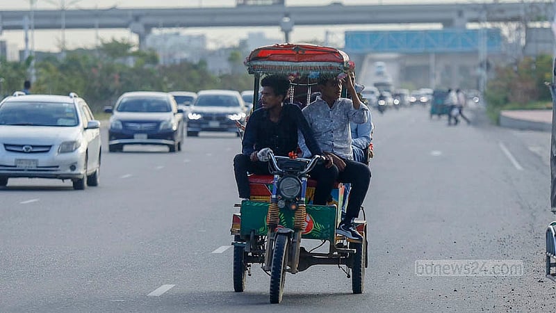 পূর্বাচল এক্সপ্রেসওয়েতে দ্রুতগতির বাহনের পাশাপাশি চলছে ব্যাটারির অটোরিকশা। প্রধান সড়কে ব্যাটারির রিকশা চলা নিষেধ থাকলেও অনেকে তা মানছেন না