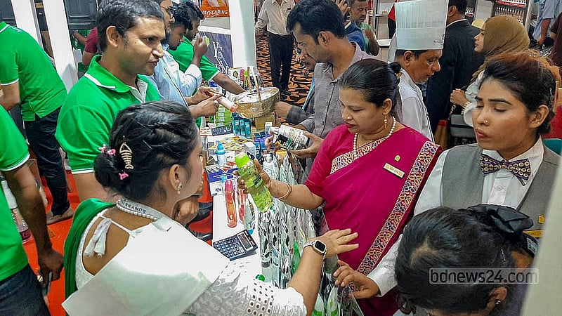 বাংলাদেশ-থাইল্যান্ড দ্বিপাক্ষিক সম্পর্কোন্নয়নে ঢাকার সোনারগাঁও হোটেলে বুধবার থেকে শুরু হওয়া থাই মেলা শেষ হচ্ছে শনিবার
