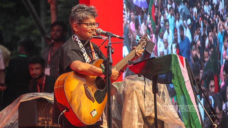 জুলাই গণঅভ্যুত্থান দিবস উদযাপনে মঙ্গলবার ঢাকার মানিক মিয়া অ্যাভিনিউয়ে সংগীত পরিবেশন করেন শিল্পীরা