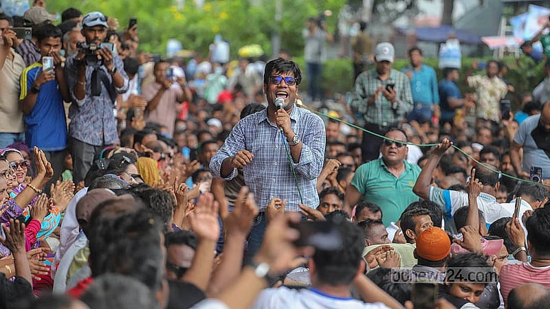 ইশরাক হোসেনকে মেয়রের দায়িত্ব বুঝিয়ে দেওয়ার দাবির আন্দোলনে নগর ভবনের সামনে উপদেষ্টা আসিফ মাহমুদ সজীব ভূইয়া বিরুদ্ধেও বিভিন্ন স্লোগান দেওয়া হয়
