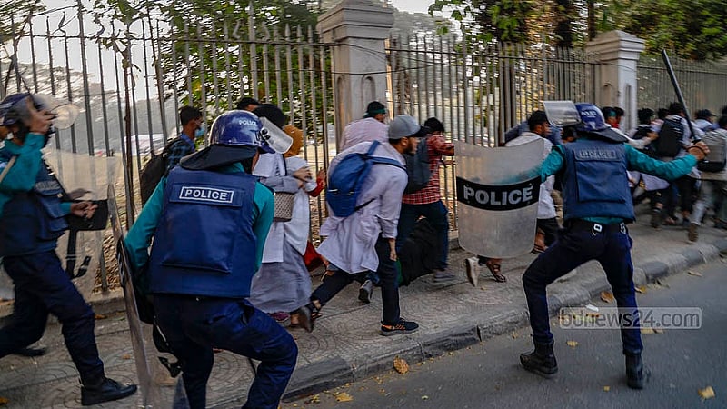 হাই কোর্টের সামনে মেডিকেল অ্যাসিস্ট্যান্ট ট্রেনিং স্কুল (ম্যাটস) শিক্ষার্থীদের ছত্রভঙ্গ করতে পুলিশের লাঠিচার্জ