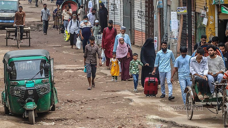 দোলাইপাড় থেকে যাত্রাবাড়ী পর্যন্ত সড়কটি বেহাল। ফলে দক্ষিণাঞ্চল থেকে আসা অনেক যাত্রীকে নামিয়ে দেওয়া হয় দোলাইপাড় মোড়ে