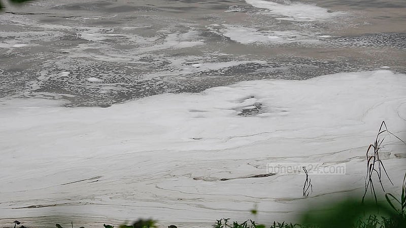 বর্ষায় তুরাগের পরিষ্কার পানিতে মিশছে কারখানার বর্জ্যমিশ্রিত কুচকুচে কালো পানি। মিরপুরের গোড়ানচটবাড়ী স্লুইস গেইট এলাকায় তোলা