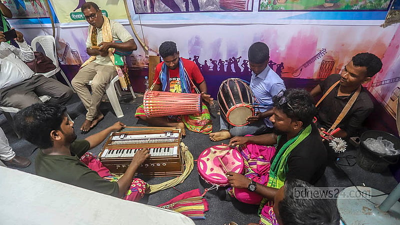 বাংলা একাডেমি প্রাঙ্গণে ‘সকল জাতিগোষ্ঠীর সাংস্কৃতিক ঐতিহ্যের প্রদর্শনীতে’ নওগাঁ জেলার ক্ষুদ্র নৃ-গোষ্ঠীর শিল্পীরা