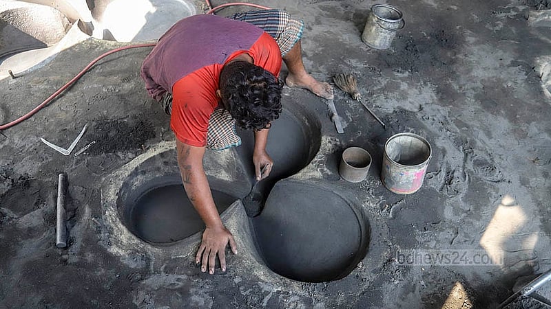 ঢাকার কেরানীগঞ্জের চরকালীগঞ্জে একটি কারখানায় প্রপেলার তৈরির জন্য মেঝেতে ছাঁচ তৈরি করছেন এক শ্রমিক
