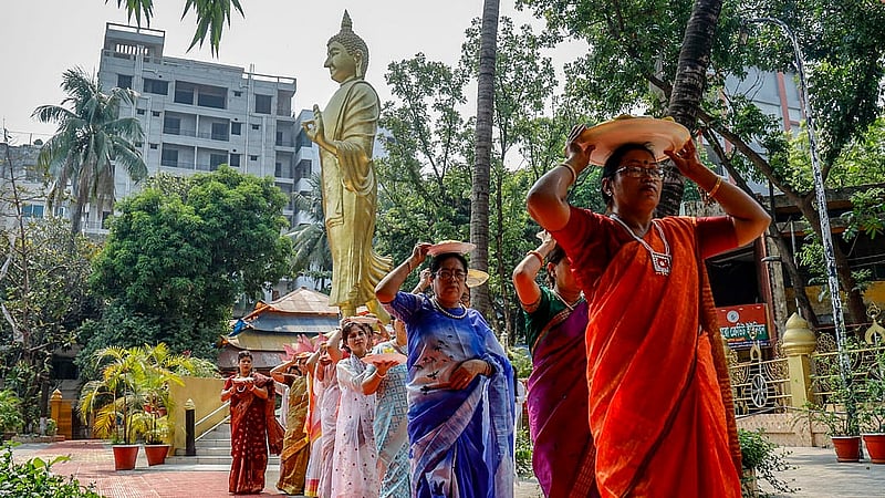 রাজধানীর সবুজবাগে ধর্মরাজিক বৌদ্ধ মহাবিহারে রোববার প্রধান ধর্মীয় উৎসব বুদ্ধ পূর্ণিমা বা বৈশাখী পূর্ণিমা উদযাপন করা হয়