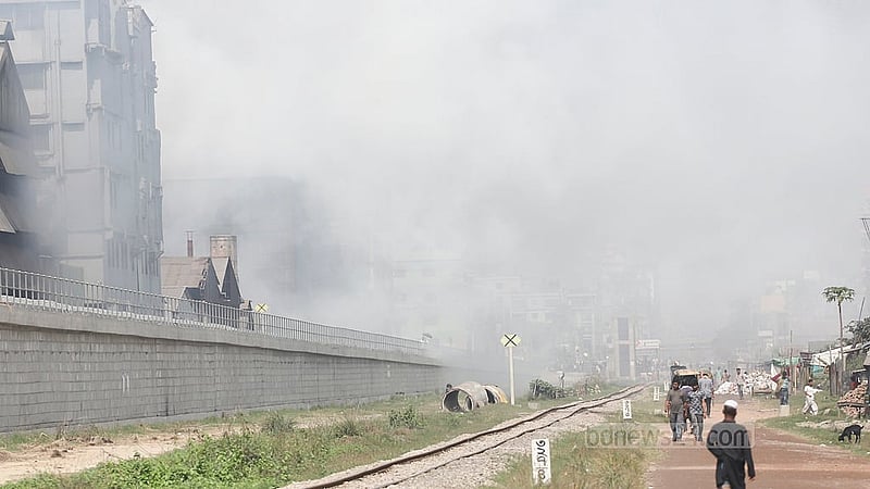 রাজধানীর শ্যামপুর এলাকায় কলকারখানার ধোঁয়ায় দূষিত হচ্ছে পরিবেশ