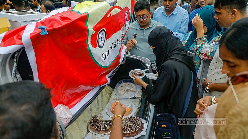 রাজধানীর আগারগাঁও নির্বাচন ভবনের সামনের সড়কে অনেক উদ্যোক্তা ব্যক্তিগত গাড়িতে করে কেক নিয়ে আসেন বিক্রির জন্য। গাড়ির বনেটকে বানিয়ে ফেলেন শোরুম