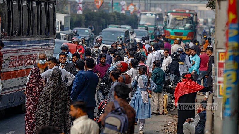 কাউন্টার পদ্ধতি চালু হওয়ার পর অনেক মালিক বাস না নামানোয় দেখা দিয়েছে সংকট। বুধবার দুপুরে ঢাকার সৈনিক ক্লাব এলাকায় বাসের জন্য দাঁড়িয়ে আছে যাত্রীরা
