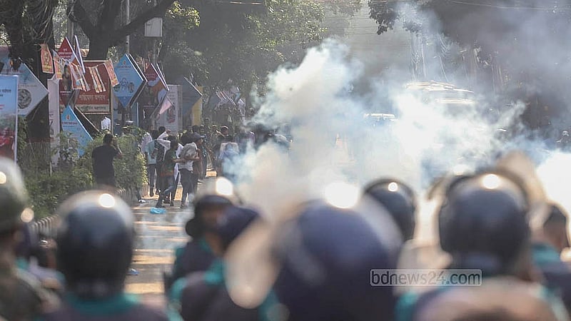 সচিবালয়ের বাইরে থেকে আইনশৃঙ্খলা বাহিনীর দিকে ইট-পাটকেল ছুড়লে তাদের ছত্রভঙ্গ করতে টিয়ারশেল ও সাউন্ড গ্রেনেড ছোড়ে পুলিশ