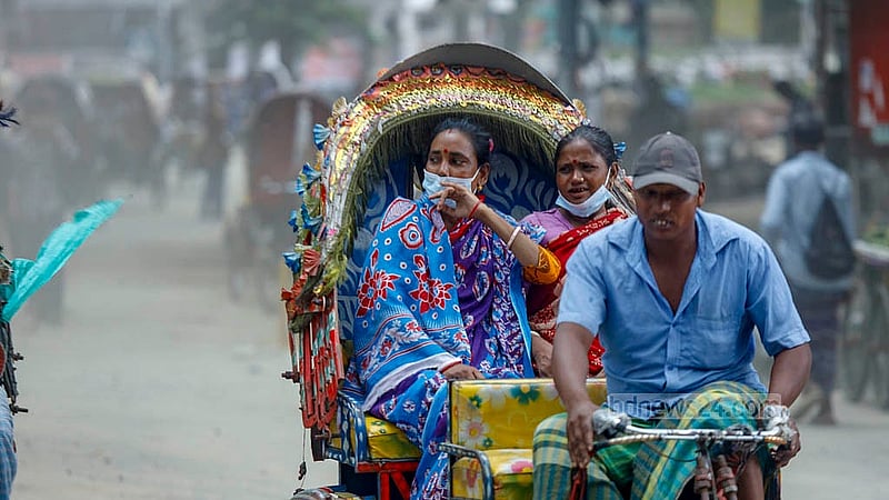 তীব্র গরমের মধ্যে সোমবার দুপুরে হঠাৎ দমকা হাওয়ার সঙ্গে বালুতে ছেয়ে যায় ঢাকা বিশ্ববিদ্যালয় এলাকা