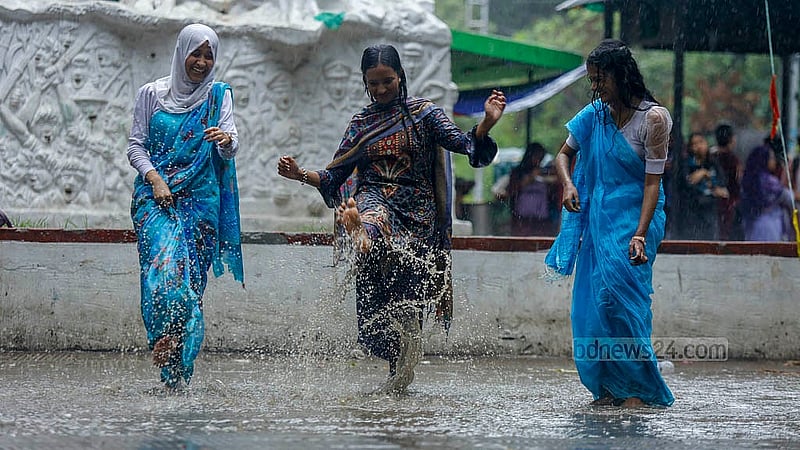 রাজধানীতে গত কয়েক দিন আকাশ মেঘলা হলেও দিনের বেলায় বৃষ্টি হয়নি। ঢাকা বিশ্ববিদ্যালয়ে সোমবার দুপুরে হঠাৎ বৃষ্টির দেখা পেয়ে ভিজছিলেন এই তরুণীরা