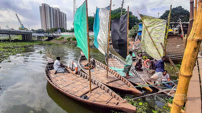 ঢাকায় বুড়িগঙ্গা নদীর মিল ব্যারাক ঘাটে যাত্রীর অপেক্ষায় পালতোলা নৌকা