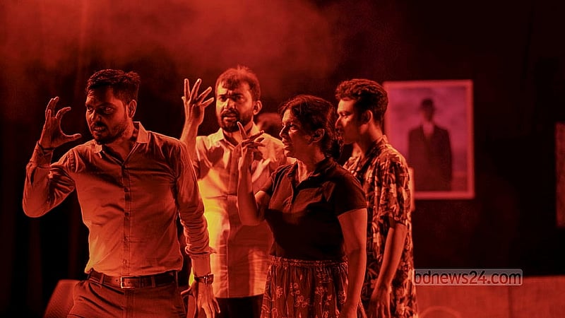 রাজধানীর বেইলী রোডে মহিলা সমিতির নীলিমা ইব্রাহিম মিলনায়তনে ‘প্রাচ্যনাট স্কুল অব অ্যাকটিং অ্যান্ড ডিজাইন’র ৪৬তম ব্যাচের সমাপনী প্রযোজনা ‘রূপান্তর’ নাটকের একটি দৃশ্য
