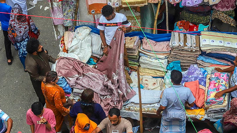 নানা রঙ ও রকমের পর্দাসহ ঘর সাজানোর বিভিন্ন পণ্য মেলে মতিঝিলের হলিডে মার্কেটে
