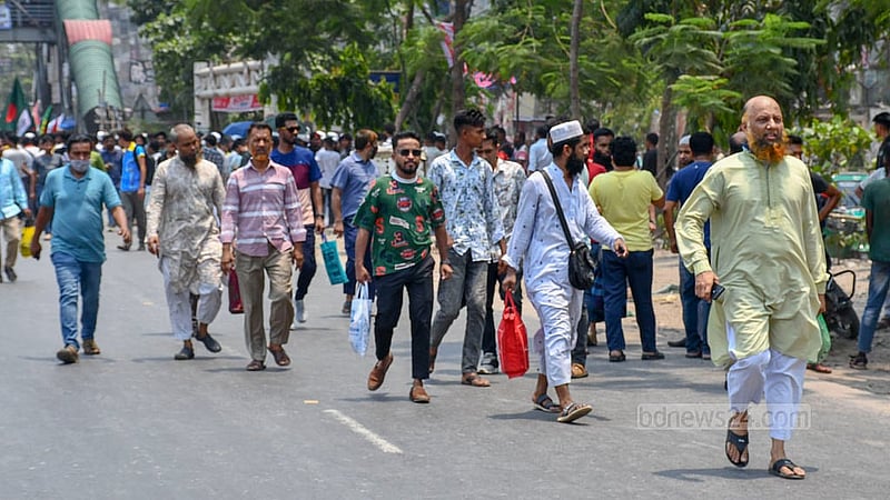 আওয়ামী লীগ নিষিদ্ধের দাবিতে শনিবার রাজধানীর শনির আখড়ায় বিভিন্ন রাজনৈতিক দলের কর্মীরা সড়ক অবরোধ করলে দুর্ভোগে পড়েন যাত্রীরা। অনেককে পায়ে হেঁটে গন্তব্যের উদ্দেশ্যে ছুটতে দেখা যায়