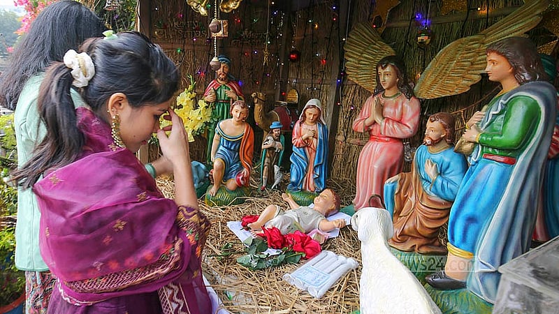 বড়দিনের সকালে বুধবার ঢাকার তেজগাঁওয়ের হলি রোজারি চার্চে প্রার্থনায় এক নারী।