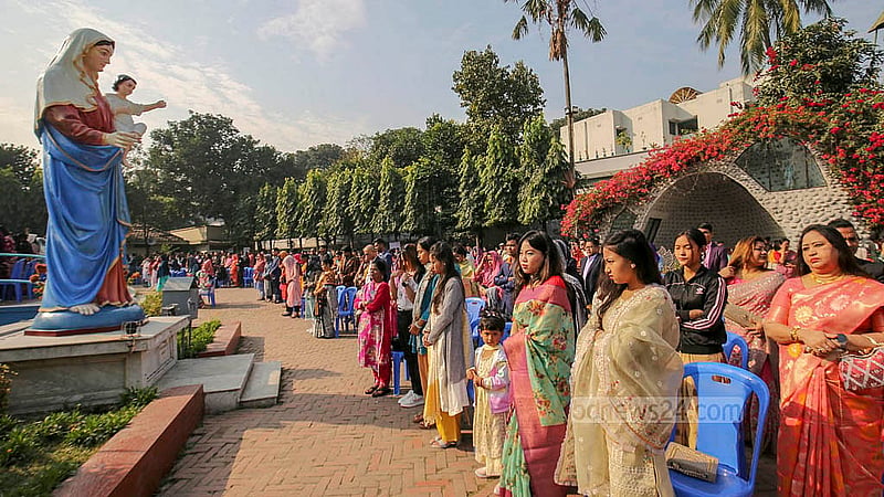বড়দিনের সকালে বুধবার ঢাকার তেজগাঁওয়ের হলি রোজারি চার্চে প্রার্থনায় অংশ নেন সব বয়সী মানুষ।