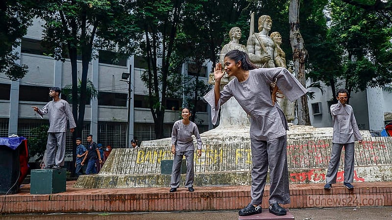ঢাকা বিশ্ববিদ্যালয় শিক্ষকসমাজের আয়োজনে বৃহস্পতিবার অপরাজেয় বাংলার পাদদেশে ‘404: নাম খুঁজে পাওয়া যায়নি’ নামে একটি নাটক পরিবেশন করা হয়