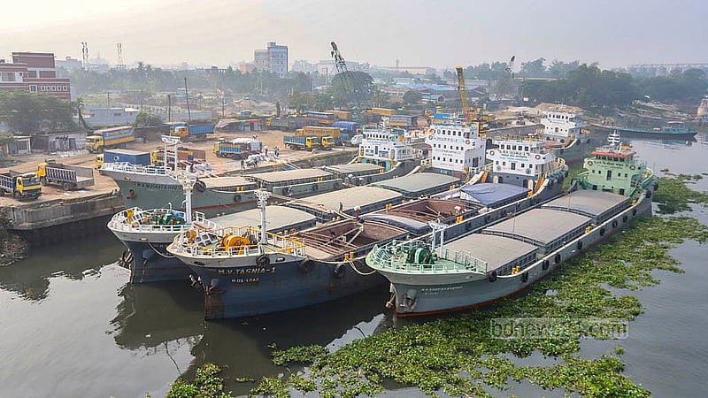 নারায়ণগঞ্জে বিআইডব্লিউটিএ এর কাঁচপুর ব্রিজ জেটিতে পণ্য বোঝাই জাহাজের সিরিয়াল