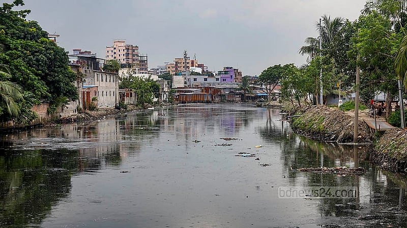 গাবতলীর ডিপনগর স্লুইসগেট এলাকা থেকে কল্যাণপুর খালের যে অংশ খনন করা হয়েছে, সেখানে কোনো ভাসমান ময়লা আবর্জনা নেই। খালও এখন অনেকটা প্রশস্ত মনে হয়
