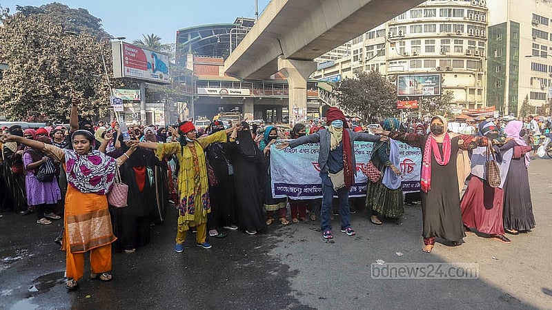 প্রাথমিক বিদ্যালয়ের সহকারী শিক্ষক পদে বাতিল হওয়া নিয়োগ ফিরে পাওয়ার দাবিতে সোমবার রাজধানীর শাহবাগ মোড় অবরোধ করে বিক্ষোভ করেন ঢাকা ও চট্টগ্রাম বিভাগের প্রার্থীরা