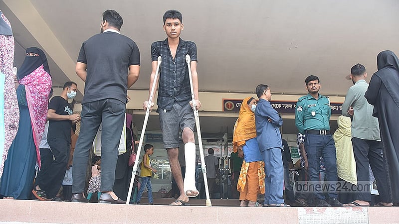 চিকিৎসকদের কর্মবিরতির কারণে বুধবার সকালে চট্টগ্রাম মেডিকেল কলেজ হাসপাতালের বহির্বিভাগে চিকিৎসা না পেয়ে রোগীদের চলে যেতে দেখা যায়