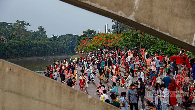 ঢাকা জিয়া উদ্যানের লেকের পাশে সারি সারি গাছে ফুটেছে কৃষ্ণচূড়া ফুল। সেটির নিচে বসেই শুক্রবার বিকালে আড্ডায় মাতেন দর্শনার্থীরা