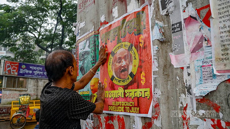 ঢাকা বিশ্ববিদ্যালয়ের মেট্রো রেলের প্রতিটি পিলারে লাগানো হচ্ছে শিল্পী দেবাশিস চক্রবর্তীর জুলাই প্রিলিউড সিরিজের পোস্টার