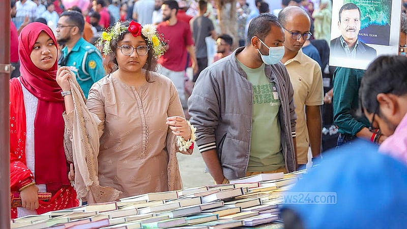 ফাগুনের প্রথম দিন আর ভ্যালেন্টাইনস ডের আবহের মধ্যে শুক্রবার একুশে বই মেলায় অনেকের হাতে ছিল ফুল, মাথায় ছিল ফুলের মুকুট