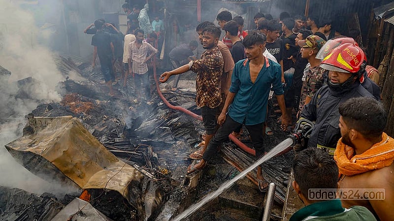 ঢাকার মহাখালীর সাততলা বস্তিতে বুধবার আগুন লাগার পর ফায়ার সার্ভিসের কর্মীদের সঙ্গে আগুন নিয়ন্ত্রণে সাহায্য করেন স্থানীয়রাও